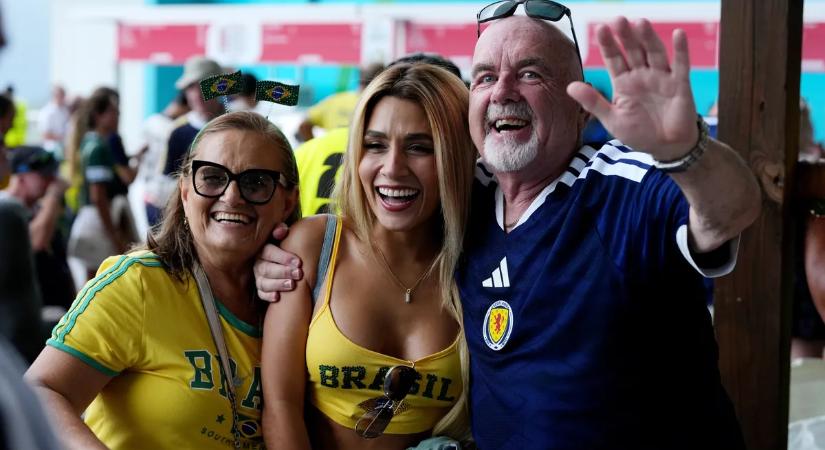 Fesztiváli a hangulat, együtt buliztak a brazilok és a skótok a foci-vb-n – galéria