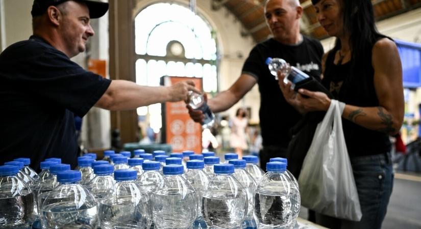 Tombol a hőség: vizet oszt a MÁV a nagyobb állomásokon