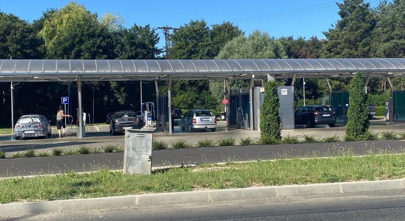 Vízkorlátozás lépett életbe, mégis tele van az autómosó Zalaegerszegen – ez megengedett? Mutatjuk!