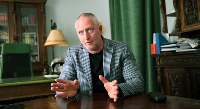 Eperjes Károlyt és Csák Jánost is feljelenti a Magyar Színház korábbi igazgatója