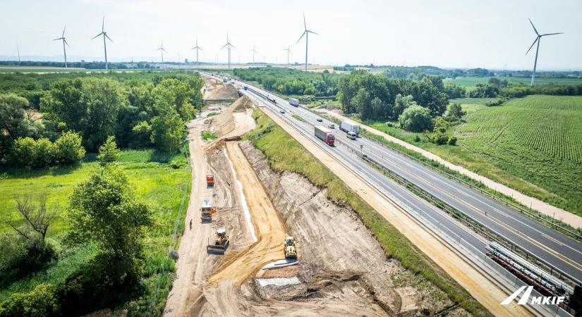 M1-es autópálya: Aszfaltmarás, töltésszélesítési munkálatok folynak