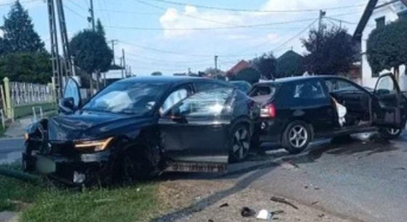 Nem adta meg az elsőbbséget, egy ember sérült meg a karambolban (FOTÓK)