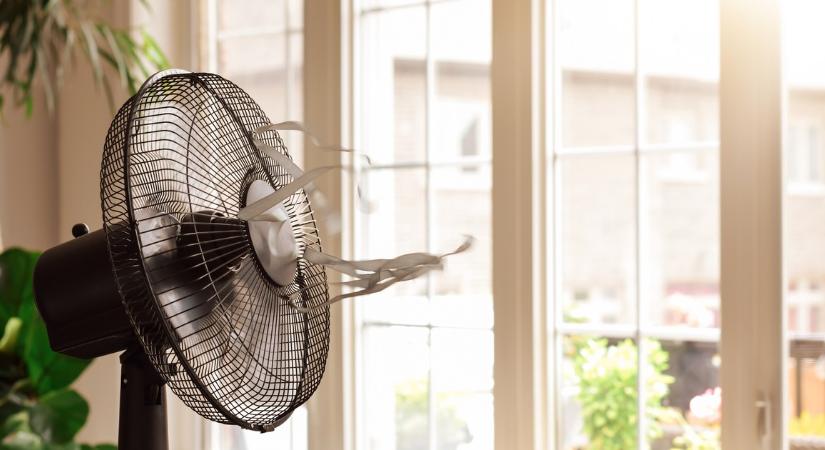 Sokan rossz felé fordítják a ventilátort: íme a fizika ihlette módszer, amivel másodpercek alatt kiszívhatod a meleget a szobából
