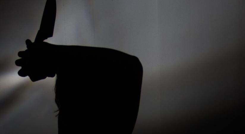 Megkéselte nejét, majd levetette magát az emeletről – mindketten kórházban