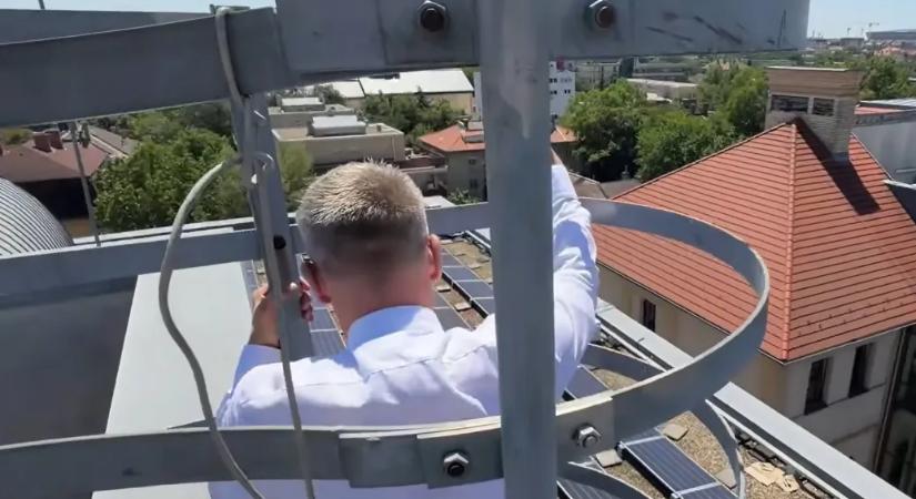Magyar Péter és Hegedűs Zsolt felmászott az Uzsoki kórház tetejére, hogy beszámoljanak a kórházi klímák helyzetéről
