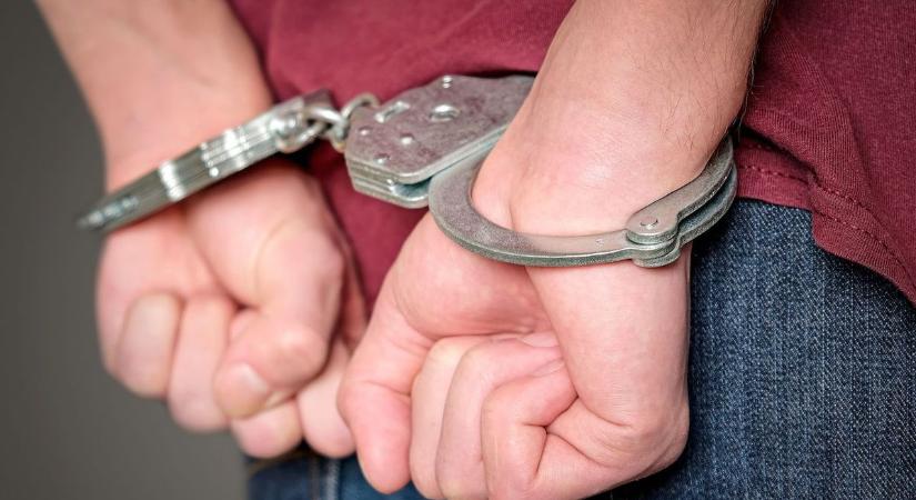 Karakteres arcú garázdára vadásznak a gyöngyösi rendőrök: simán felismered az utcán, ha nem vágta le a szakállát – fotó
