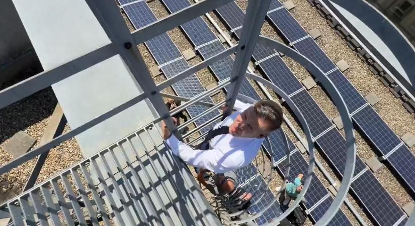 Magyar Péter élő adásban mászott fel az Uzsoki Utcai Kórház tetejére egy tűzlétrán