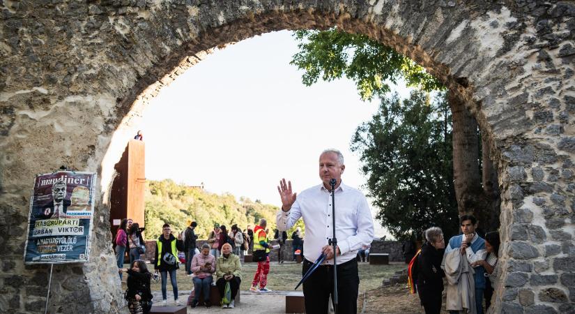 Befagyasztják a pécsi önkormányzati képviselők fizetését