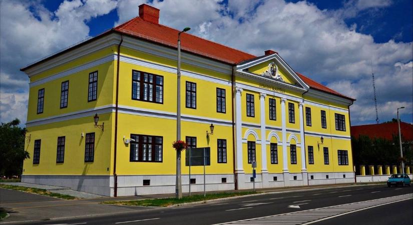 Pincétől a kocsiszínig tárul fel a rejtett világ a Semsey-kastélyban