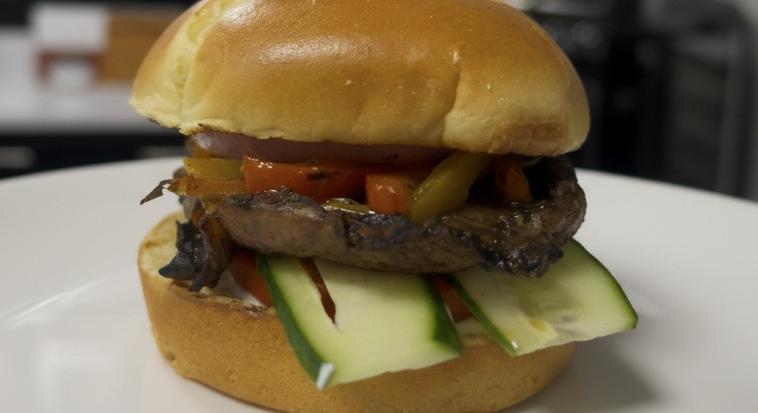 Görög portobello burger - a húsmentes grillburger, ami senkinek nem fog hiányozni a hús