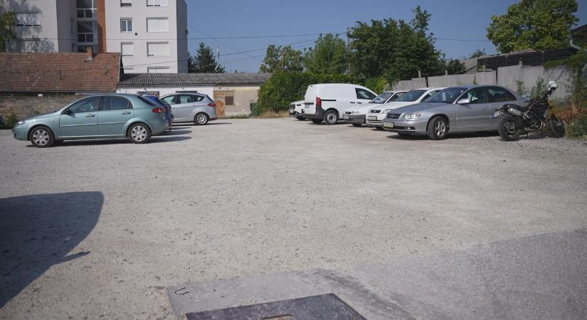Megújul a parkoló a Kereszt utcában