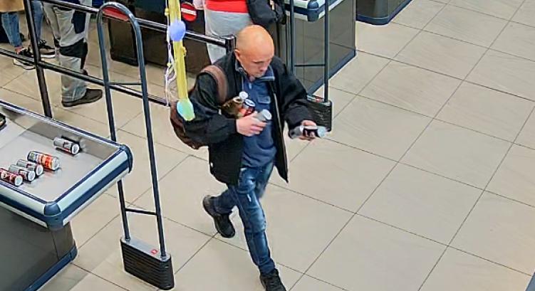 A rendőrség a lakosság segítségét kéri: őt keresik a miskolci bankkártyás ügyben