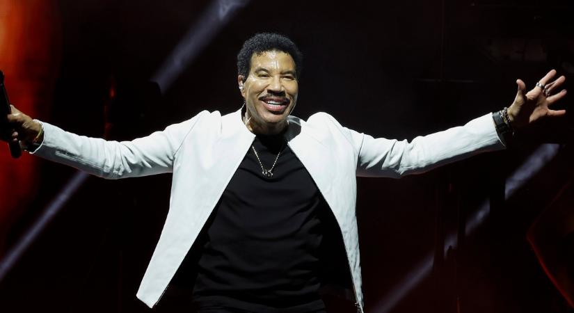 Rosszul lett a színpadon Lionel Richie, váratlanul félbeszakadt a koncert