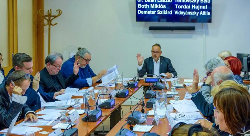 Megbilincselve állt bíróság elé Bús Balázs az NKA-ügyben