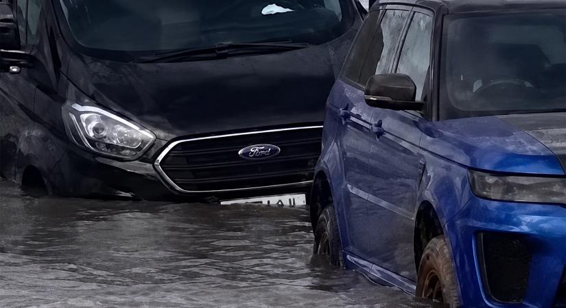 Vízbe fulladt az 50 milliós SUV, mert ki akart húzni egy kisbuszt, ami szintén odaveszett