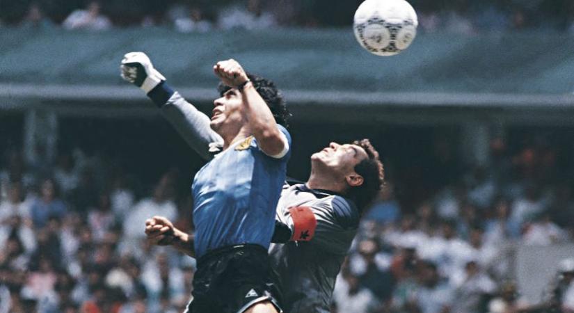 Elárverezik a vb-k leghíresebb relikviáját, Maradona „Isten keze” labdáját