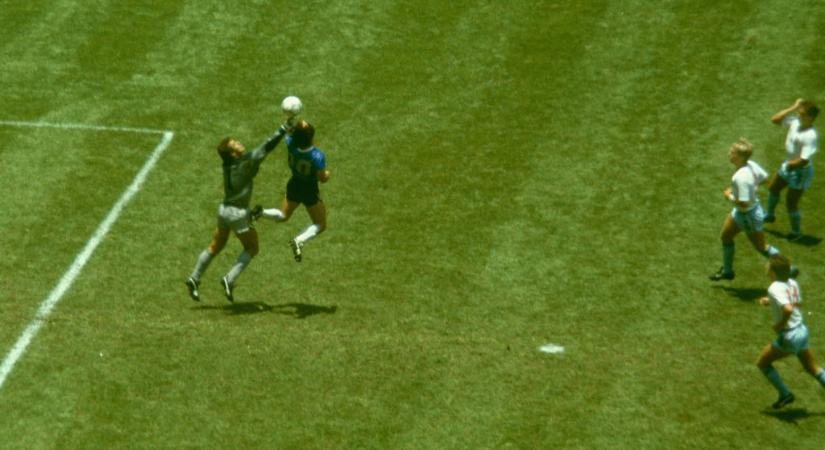 Elárverezik Diego Maradona híres vb-labdáját: ennyiért lehet rá licitálni