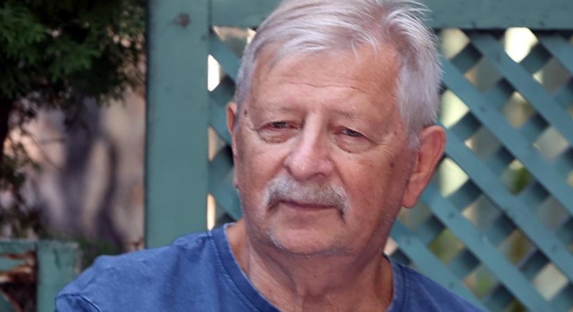 Olvasónk fotózta le: villamoson zötyög a Barátok közt Vili bácsija – Nem semmi, milyen táskát cipelt