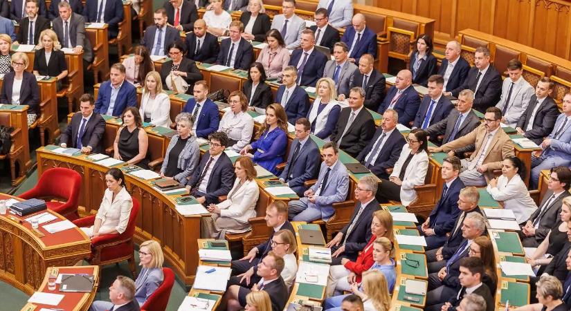 Nem büntetik a képviselőket a hiányzásokért – de mostantól mindenki láthatja, ki mennyit szavazott