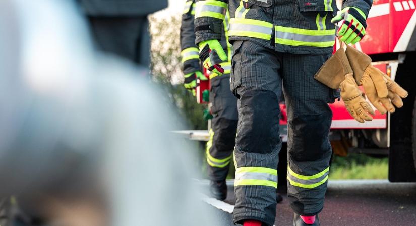 Péntek reggeli káosz az M5-ösön: kigyulladt egy autó, Budapest felé egy sávon halad a forgalom