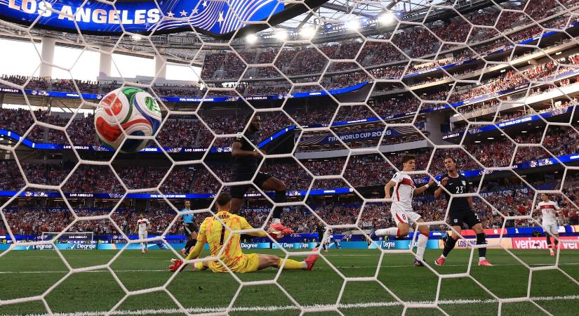 Ez történt éjjel a vb-n: Hollandia a csoportot, Japán a brazilokat nyerte meg, a törökök szépen haltak - videók