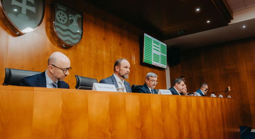 Új kerékpárutak, felújított utak és segítség az orvosoknak