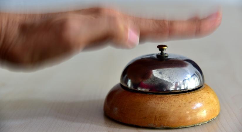 Egyre többen pihenünk vendégként – egyre kevesebb időt