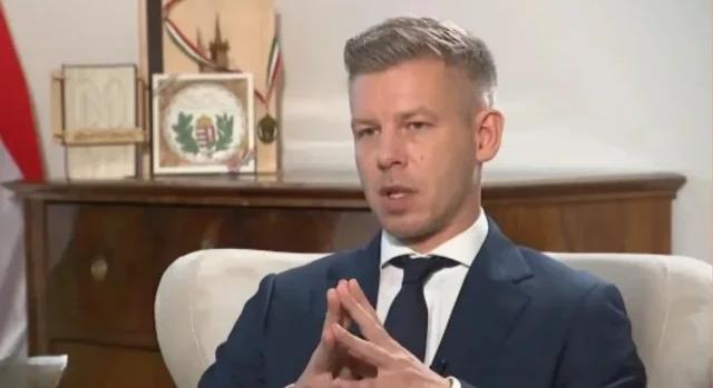 Soha nem látott kulisszafotók kerültek elő Magyar Péterről – Ilyen a miniszterelnök a valóságban