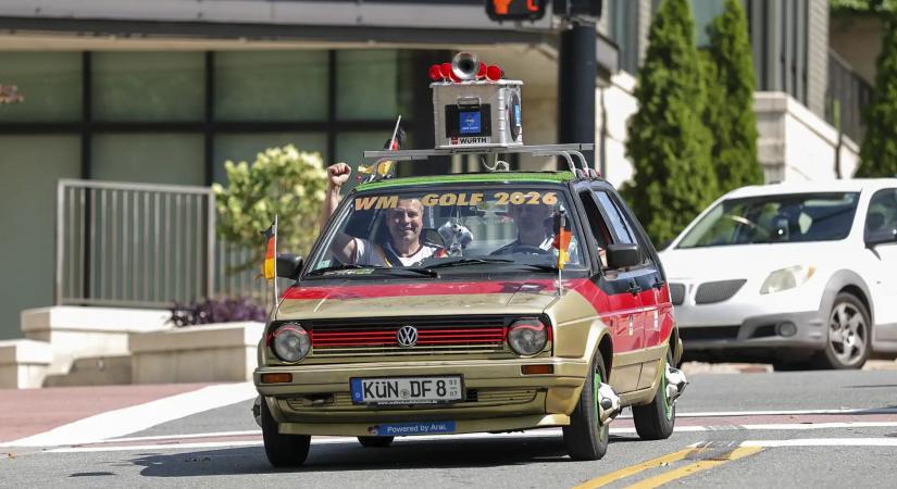 Különleges Volkswagen Golffal követi a német válogatottat két szurkoló Észak-Amerikában