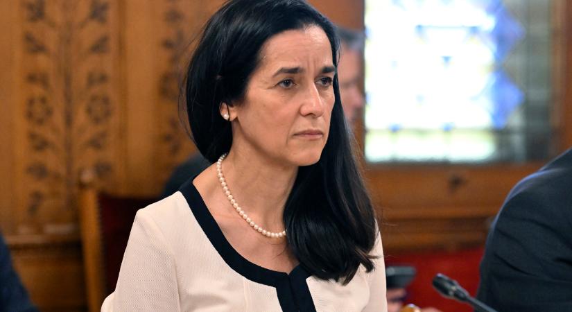 37 nagykövetet hazarendel Orbán Anita