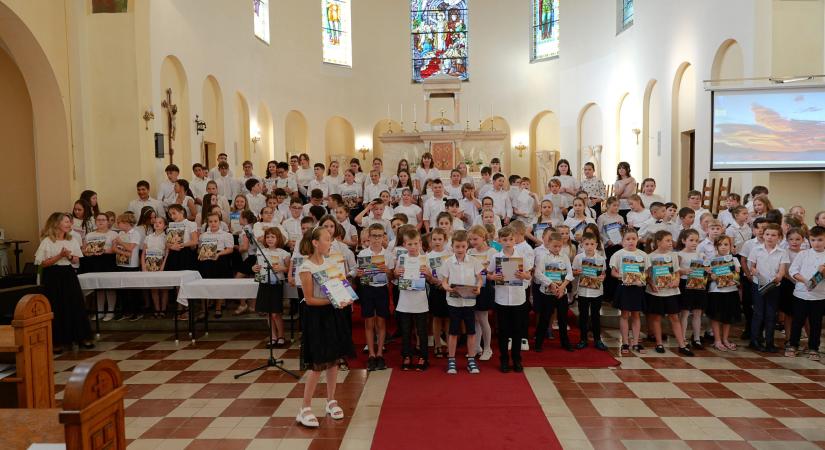 Gyerekeket és pedagógust is díjaztak a Liszt tanévzáróján