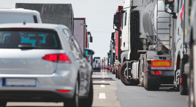 Súlyos kamionbaleset miatt bénult meg az M5-ös, hosszú kilométereken át áll a sor