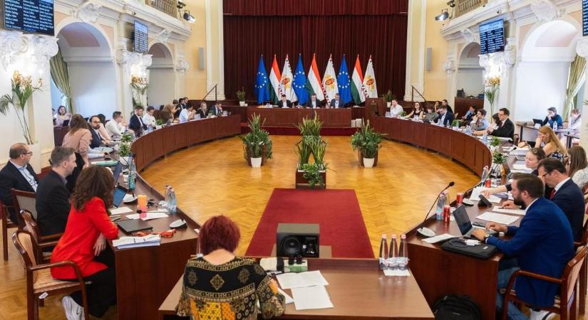 Új tiszás és fideszes képviselők tettek esküt a Fővárosi Közgyűlésben