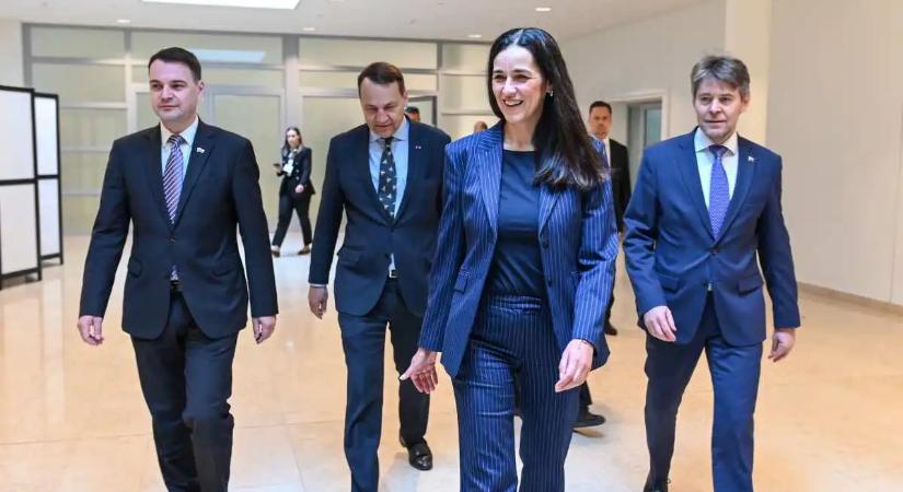 Radikális fordulat a magyar diplomáciában: 37 nagykövetet hív vissza egyszerre a külügyminisztérium