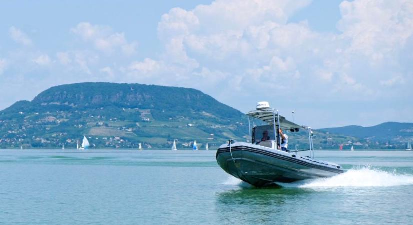 Fejbe lőtt holttestet találtak a Balatonban