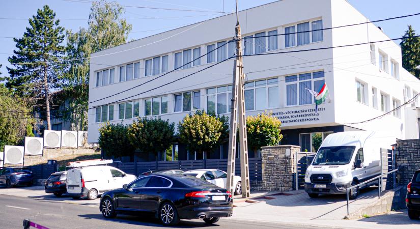 Titkolózás és megosztottság: Így készül Pilisszentkereszt a kormányülésre – egy BV-intézményben tárgyal Magyar Péter a minisztereivel
