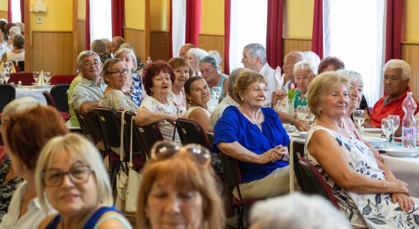 Találkoznak, beszélgetnek, felidézik a közös emlékeket
