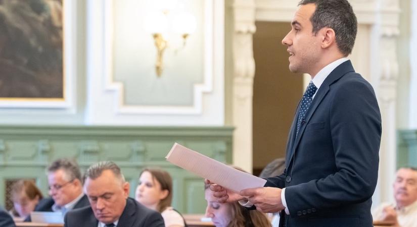 Szakács András szerint minimum ellentmondásos a győri Fidesz–KDNP álláspontja a szolidaritási adóval kapcsolatban
