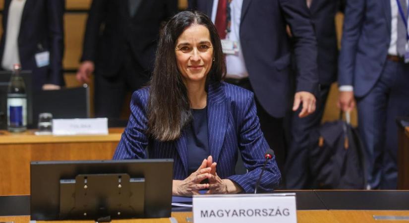 Orbán Anita hazarendel 37 nagykövetet