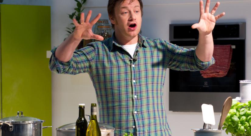 Jamie Oliver nyári uborkasaláta trükkje ebben a hozzávalóban rejlik, ami különleges ízt ad az ételnek