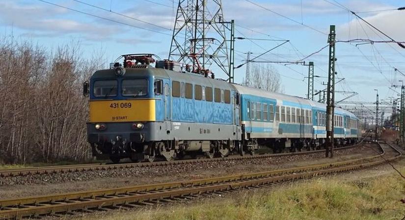 Teljesen felborult a közlekedés a Győr–Veszprém vasútvonalon: késésekre és pótlóbuszokra kell készülni