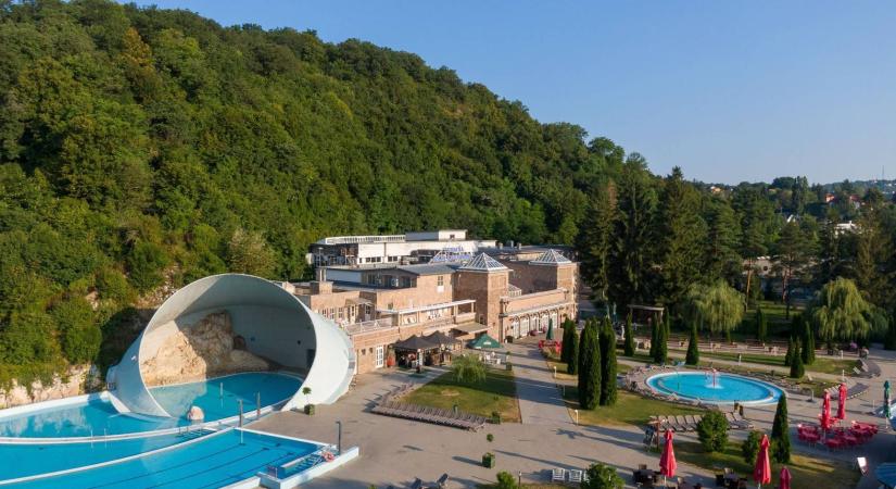 Visszatér Miskolc ikonikus fürdője, augusztus 20-án újranyit a Barlangfürdő