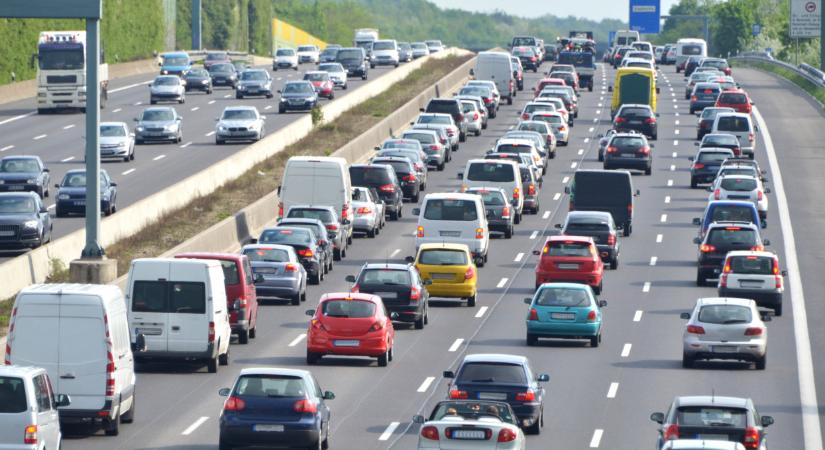Már most brutális a dugó a Balaton felé: rengetegen rostokolnak a hőségben