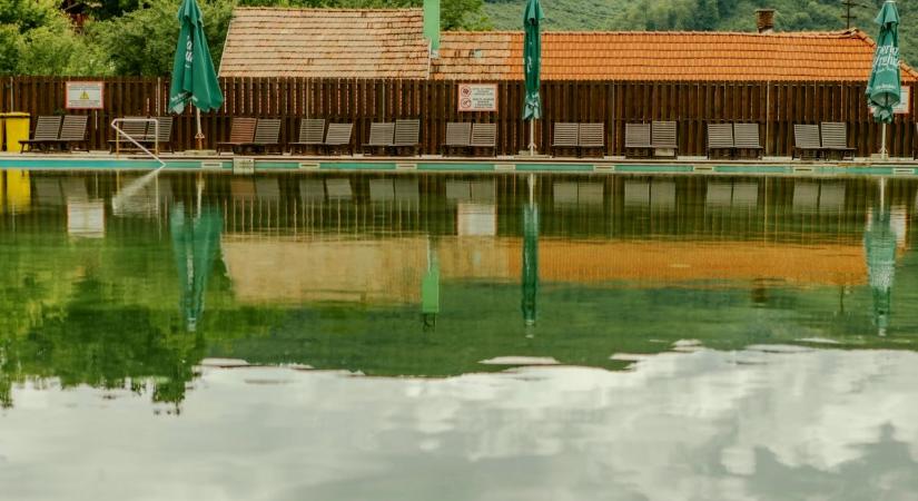 Ilyen jegyárakat kínál a népszerű sós vizű strandfürdő Parajdon