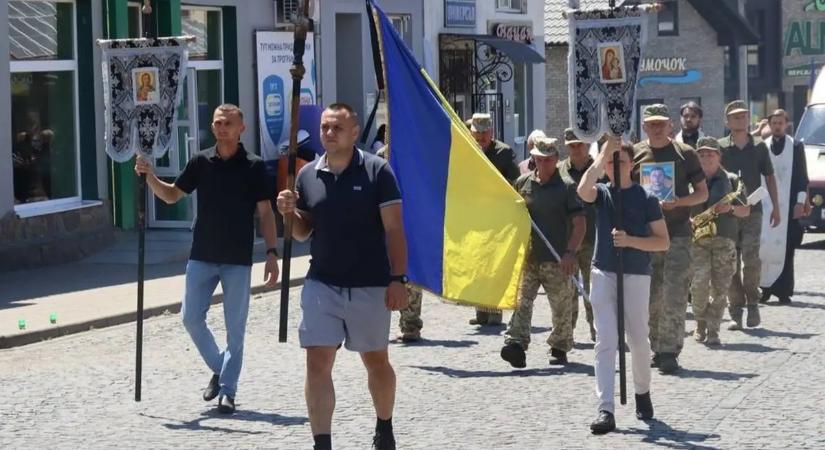 Eltemették a 25 éves Ihor Szkohorev katonát Kárpátalján