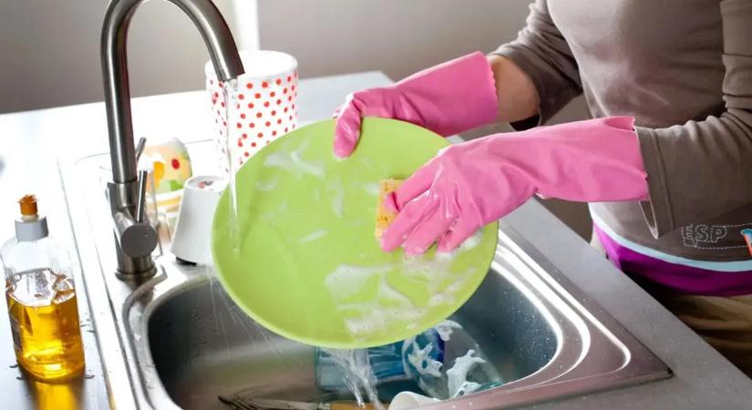 A mosogatószivacs rejtett veszélye: mikroműanyagokat bocsát ki használat közben