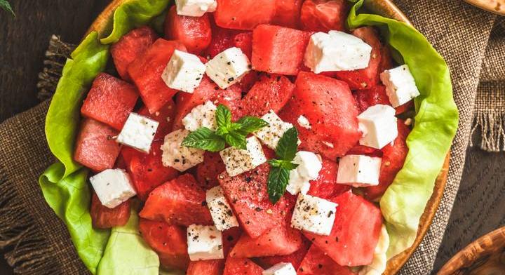 Feta sajtos görögdinnye-saláta mentával: verhetetlen fogás kánikulában