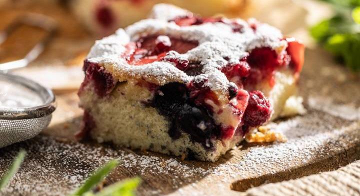 Álompuha tejfölös, epres kevert süti: egyszerű recept kevés munkával