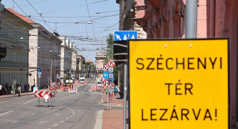 Nehezített tereppé vált a Híd utca Szegeden, az autósok egy komoly fejtörőt kaptak