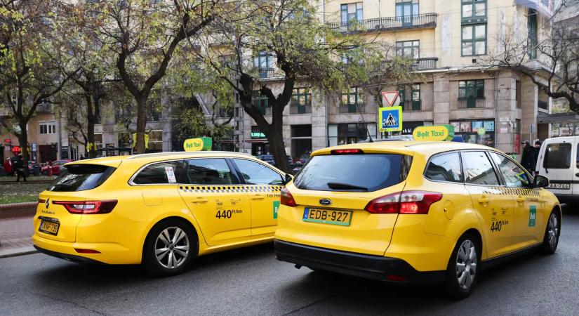 Augusztustól emelkednek a budapesti taxitarifák, új reptéri díj is érkezik